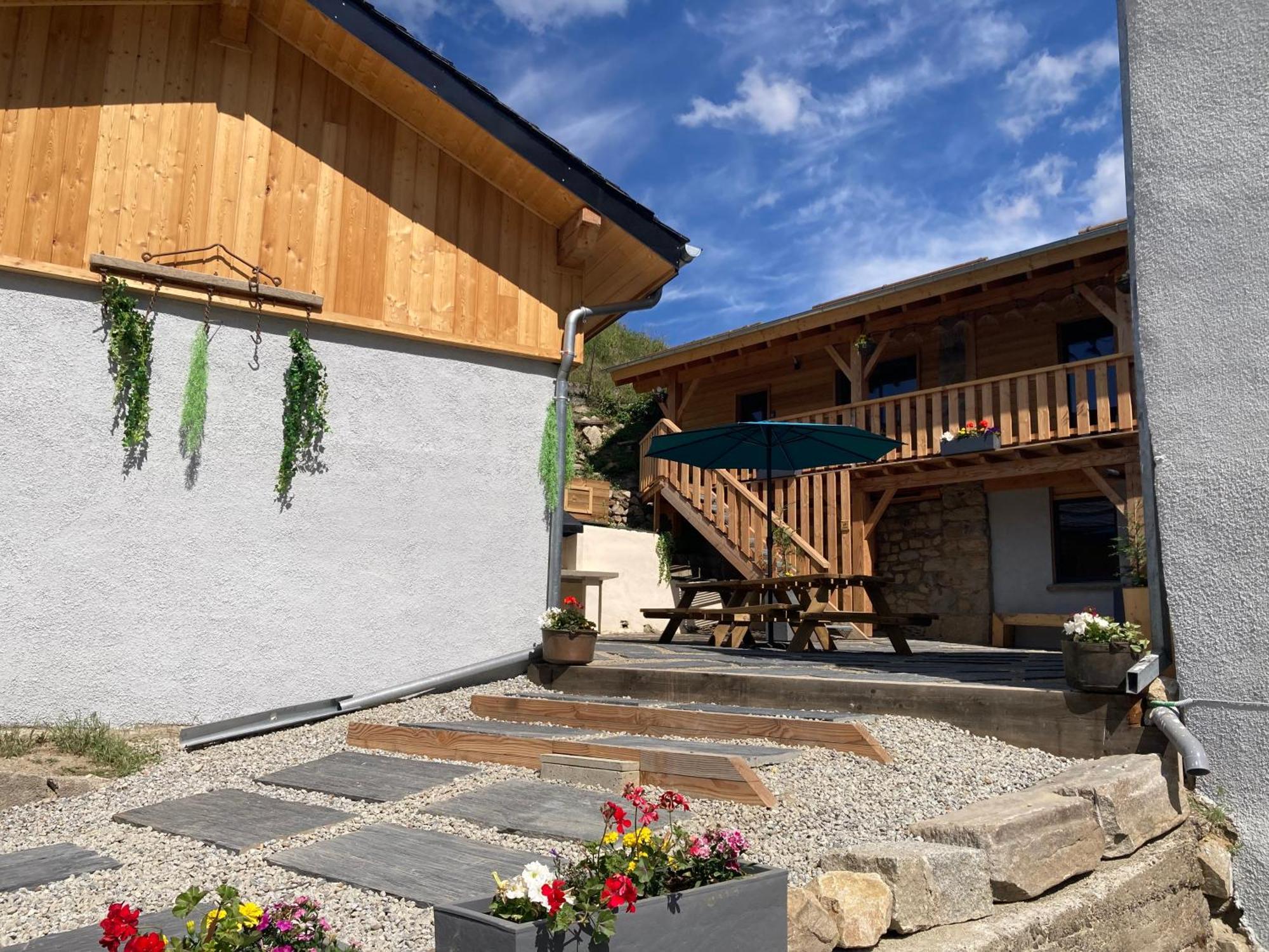 Maison Canelle Le Clos Des Ours Matemale Exterior foto